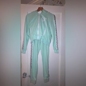 MATCHING SET 2FOR1💚 LF ZIP UP SWEATSHIRT AND LONG SWEATPANTS fits S/M NEVERWORN